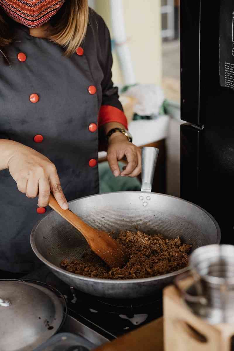 Cozinheira 1 vez por semana em 2026: é possível, quanto custa e como contratar