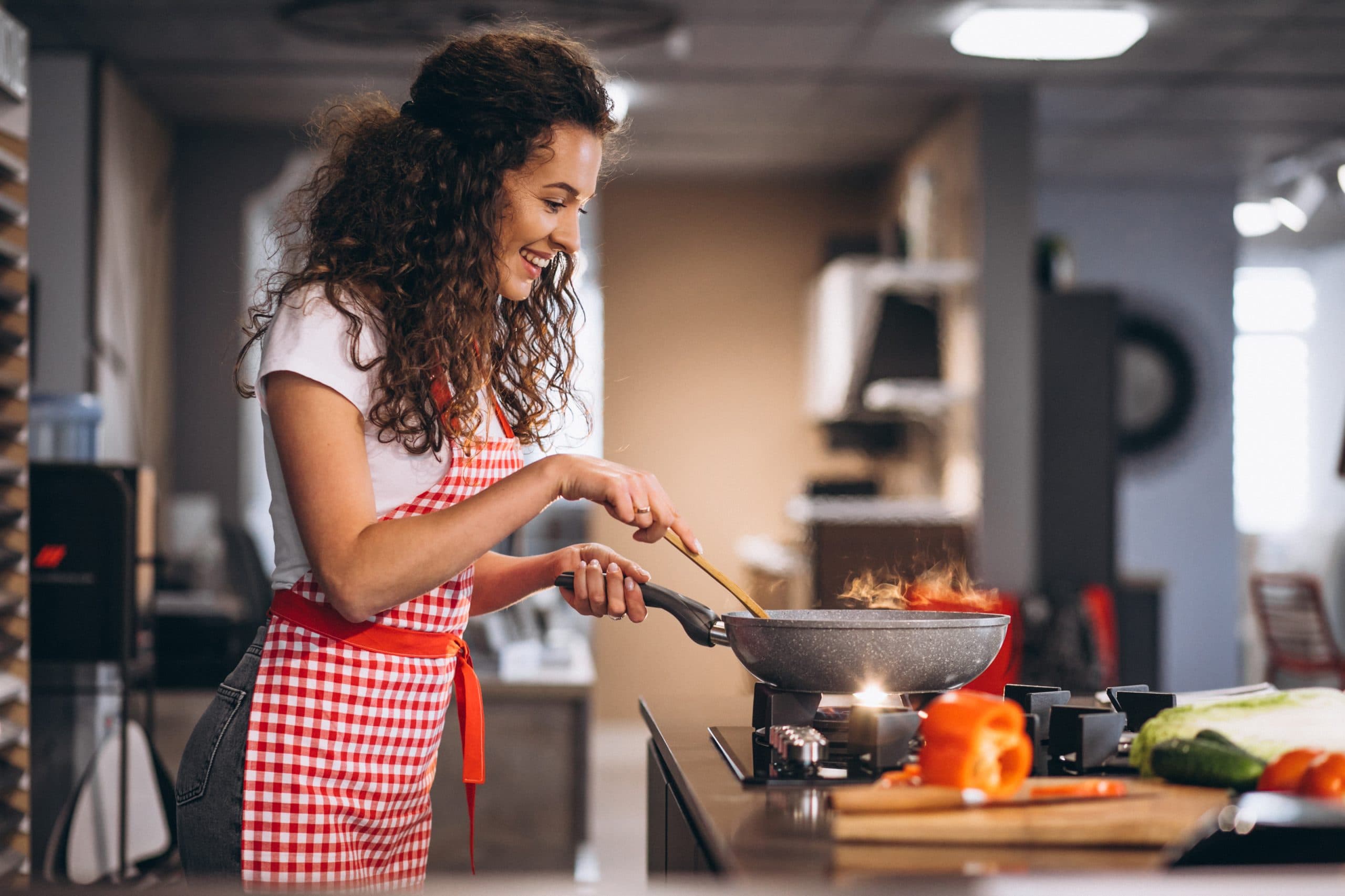 Cozinheira diarista em 2026: como contratar, preços e regras legais