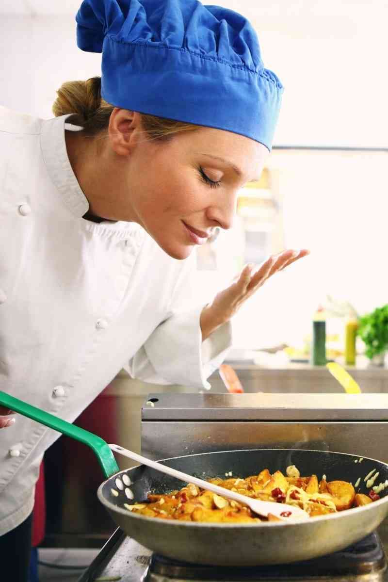 Funções e direitos da cozinheira domiciliar em 2026: guia completo para famílias