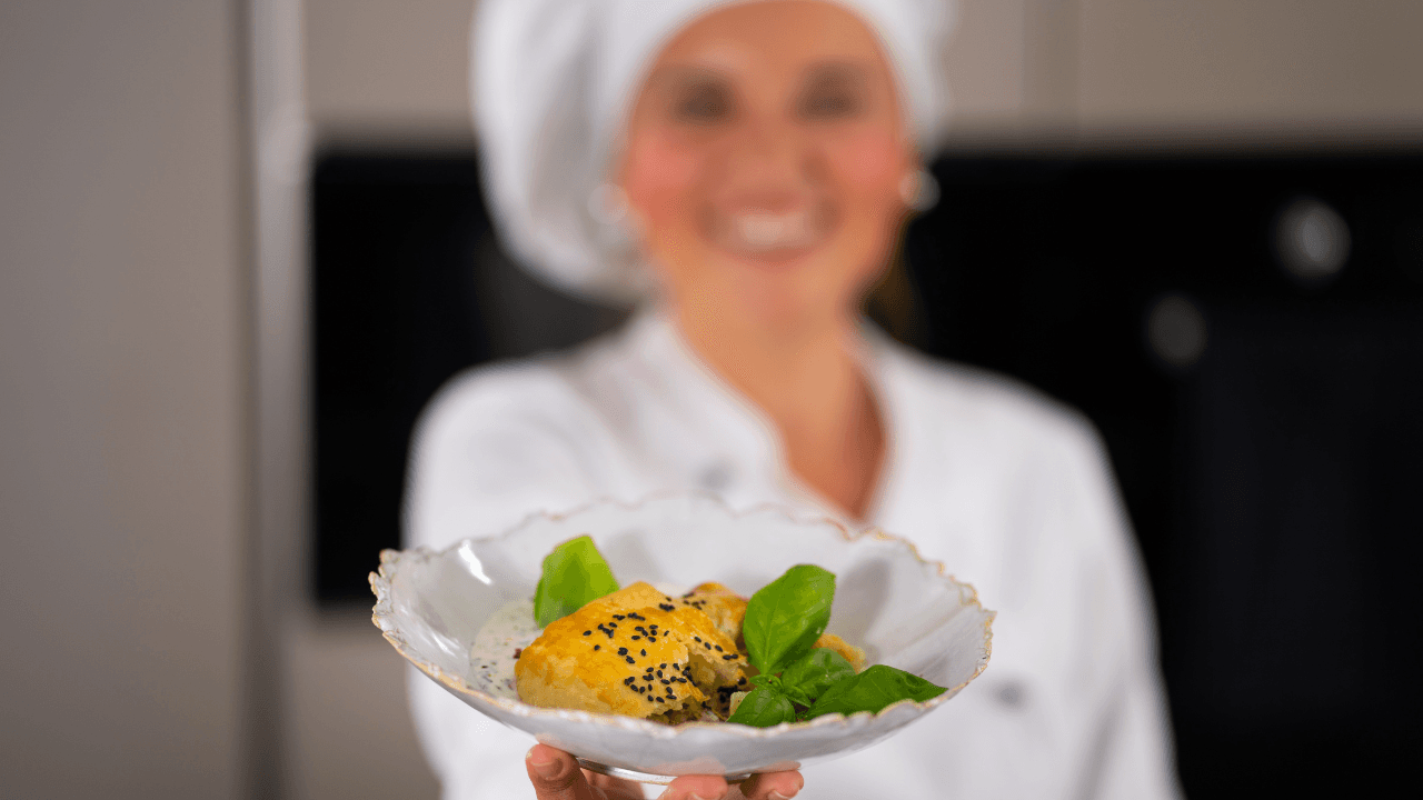 Cozinheira para eventos em 2026: quanto custa, escopo e como contratar