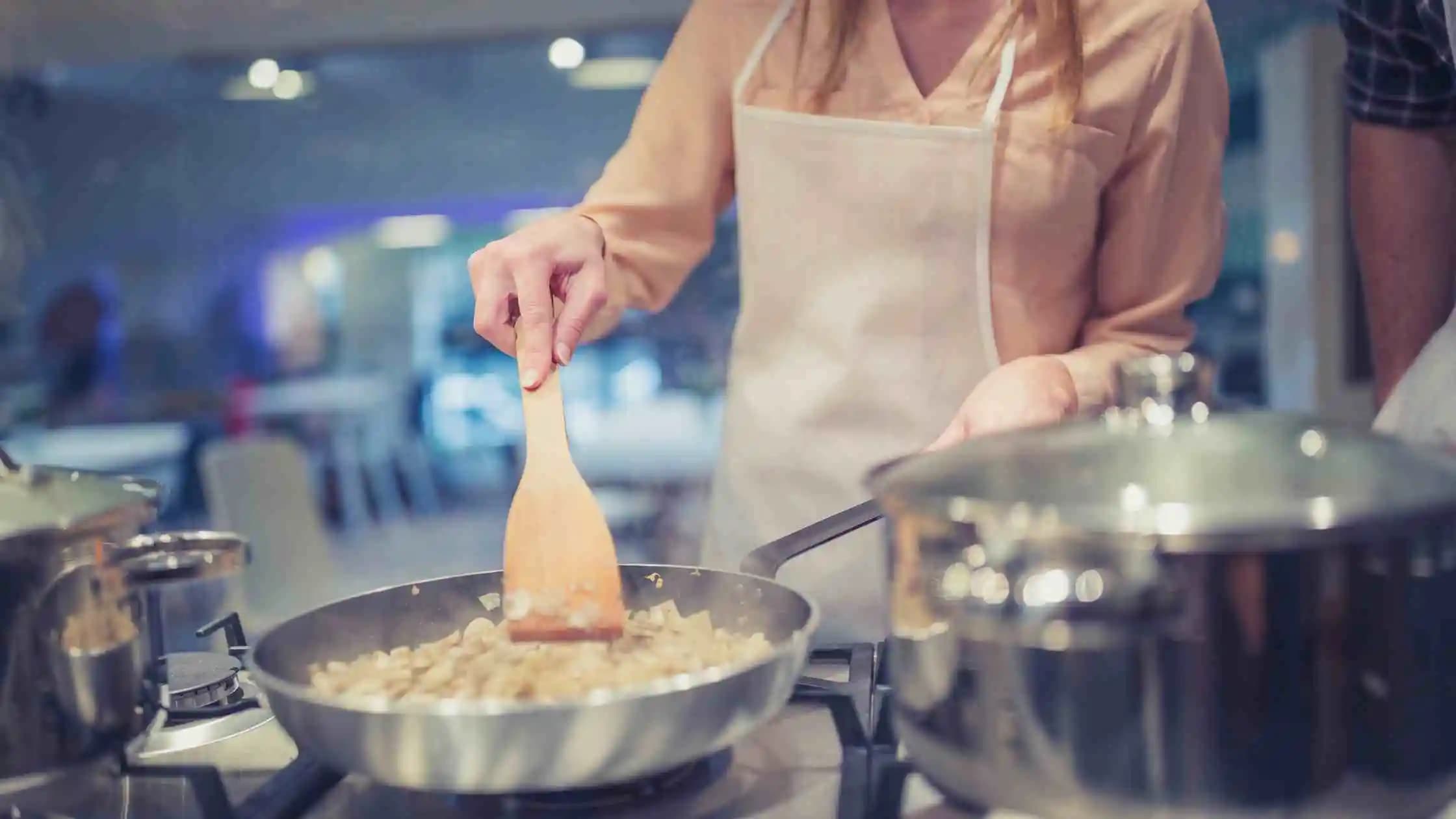 Quanto custa um ajudante de cozinha em 2026: diária e mensal